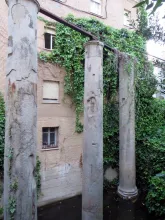 Columnas del templo romano en Calle Mármoles